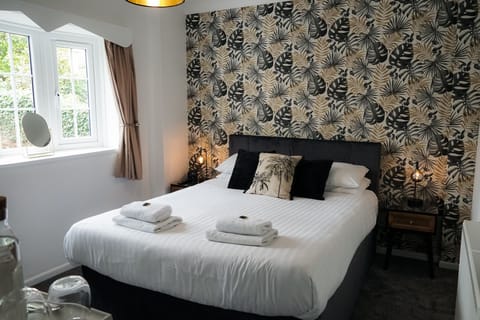 Standard Double Room | Iron/ironing board, free WiFi, bed sheets