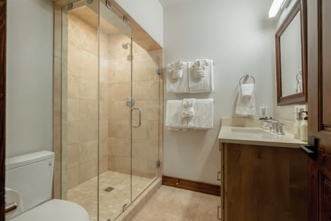 Queen Room | Bathroom | Free toiletries, hair dryer, bathrobes, slippers