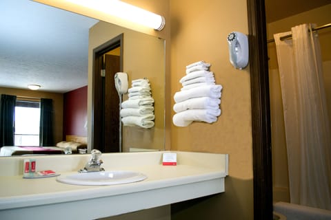 Combined shower/tub, free toiletries, hair dryer, towels