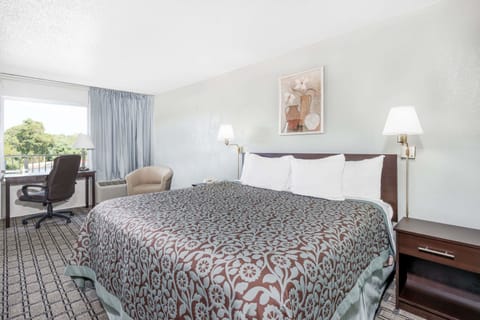 Standard Room, 1 King Bed | Egyptian cotton sheets, premium bedding, pillowtop beds, in-room safe
