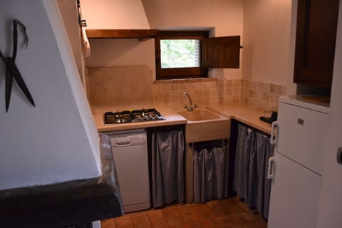 Full-size fridge, coffee/tea maker, electric kettle, highchair