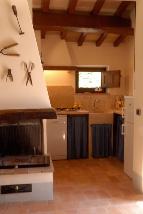 Full-size fridge, coffee/tea maker, electric kettle, highchair