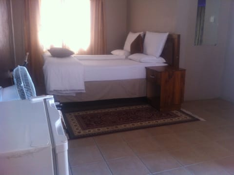 Executive Room | Desk, rollaway beds