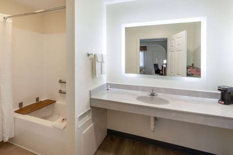 Room, 1 King Bed, Accessible, Non Smoking | Accessible bathroom