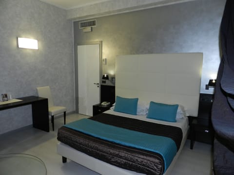 Deluxe Double Room | In-room safe, desk, blackout drapes, soundproofing