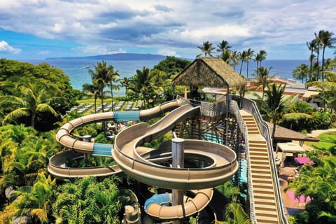 4 outdoor pools, pool umbrellas, sun loungers