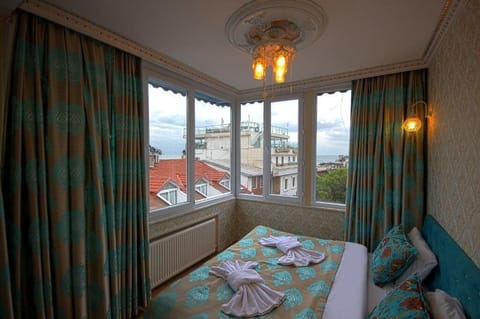 Deluxe Triple Room, 1 Bedroom | Premium bedding, in-room safe, soundproofing, iron/ironing board
