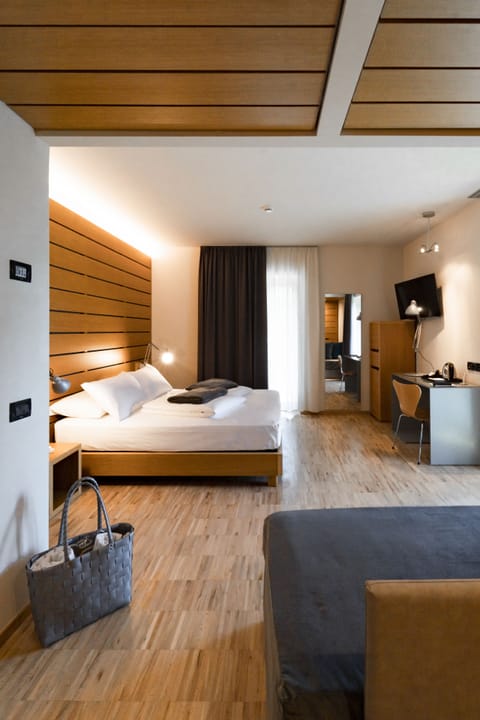 Premium Room, Lake View | Hypo-allergenic bedding, down comforters, pillowtop beds, minibar