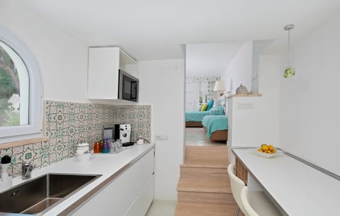 Studio, Garden View | Private kitchen