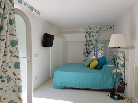 Studio, Garden View | Minibar, individually decorated, individually furnished, blackout drapes