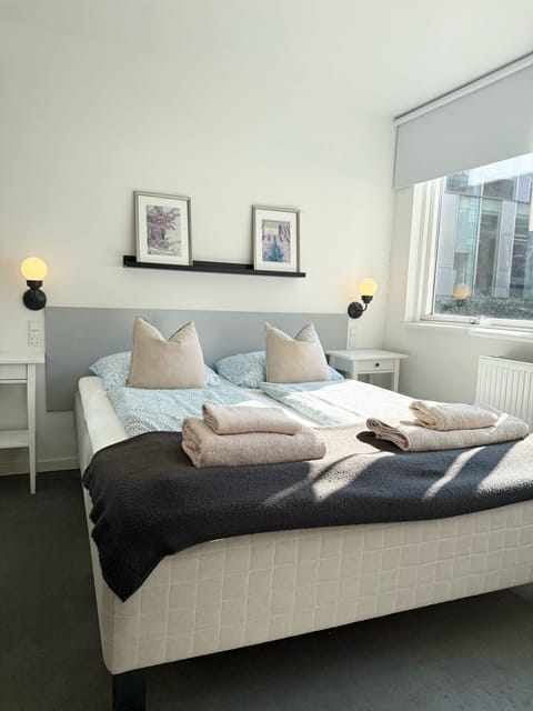 Family Room | Desk, blackout drapes, free WiFi, bed sheets