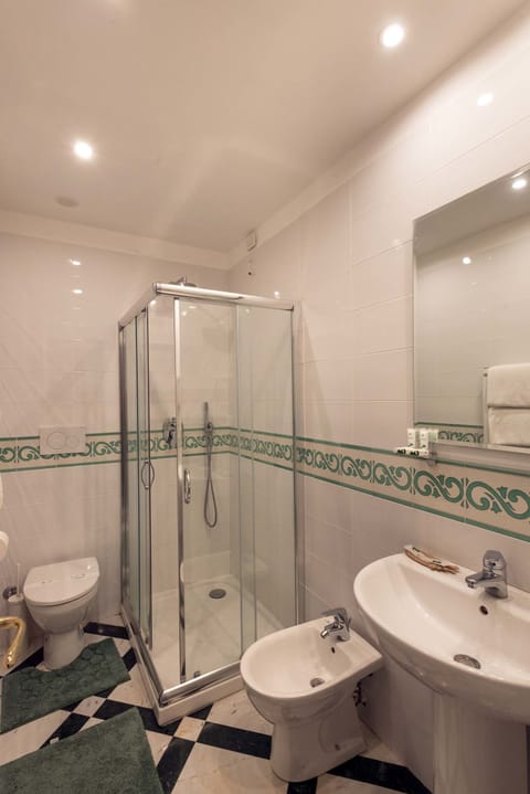 Shower, free toiletries, hair dryer, bidet