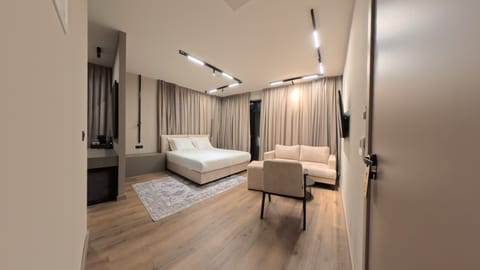 Premium bedding, down comforters, minibar, in-room safe