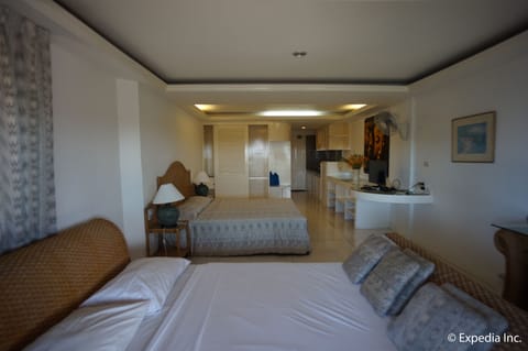 Studio | Minibar, in-room safe, desk, blackout drapes