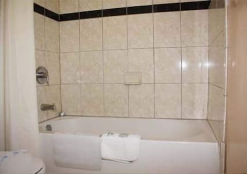 Deep soaking bathtub