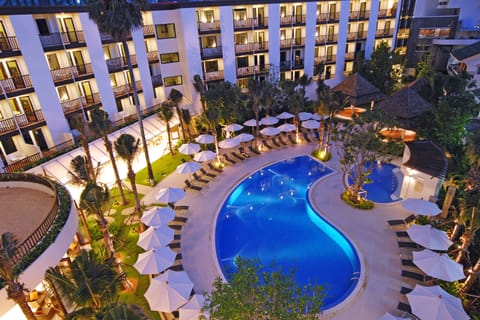 Outdoor pool, pool umbrellas, sun loungers