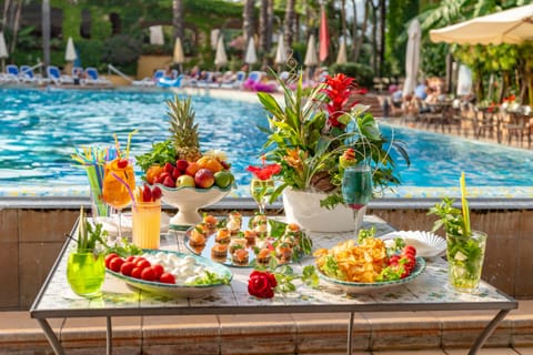 2 restaurants; breakfast, lunch, and dinner served