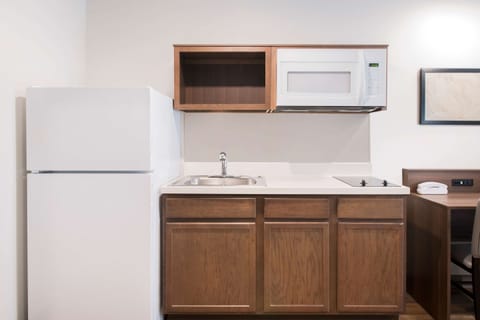 Full-size fridge, microwave, stovetop
