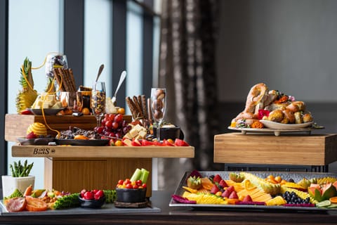 2 restaurants; breakfast, lunch, and dinner served