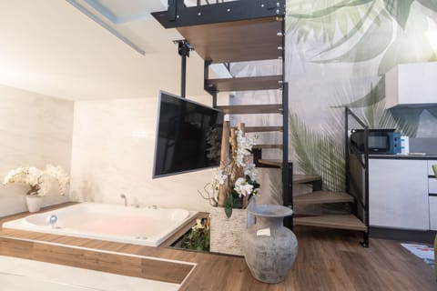 Luxury Suite, Multiple Beds, Hot Tub, Courtyard View (Raphael) | 1 bedroom, premium bedding, down comforters, in-room safe