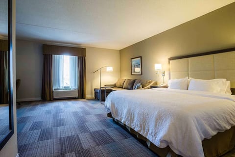 Room, 1 King Bed, Non Smoking | Blackout drapes, soundproofing, iron/ironing board