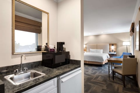 Deluxe Room, 1 King Bed, Non Smoking, Jetted Tub | Desk, laptop workspace, iron/ironing board, free WiFi