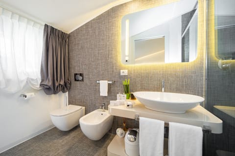 Deluxe Room, 1 King Bed, Balcony, Pool View | Bathroom | Shower, rainfall showerhead, free toiletries, hair dryer