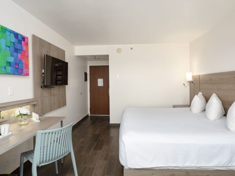 Standard Room (1 Queen Bed) | Minibar, in-room safe, desk, laptop workspace