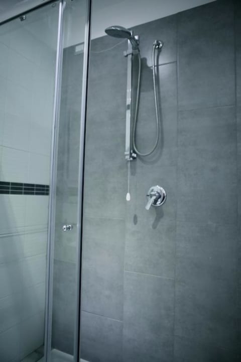 Deluxe Triple Room, 1 Bedroom, Ensuite, City View (External) | Bathroom | Shower, free toiletries, towels