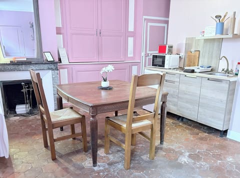 Suite (Gustave Flaubert) | Private kitchen | Oven, stovetop, coffee/tea maker, electric kettle