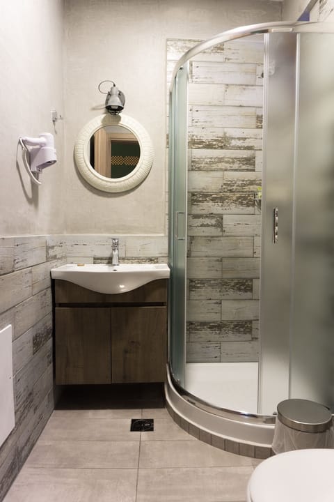 Comfort Double Room, Balcony (Kedros) | Bathroom | Shower, free toiletries, hair dryer, towels