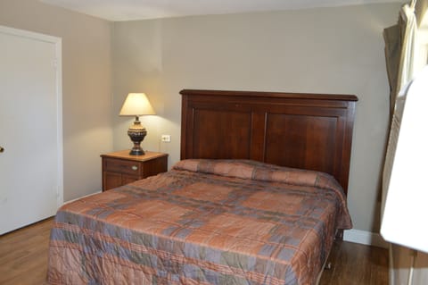 Basic Room, 1 King Bed | Free WiFi, bed sheets