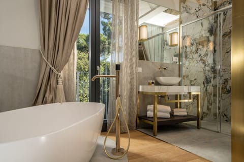 Apuania Suite | Bathroom | Shower, rainfall showerhead, free toiletries, hair dryer