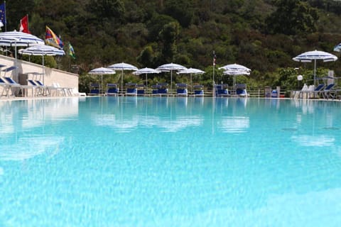 Outdoor pool, pool umbrellas, sun loungers