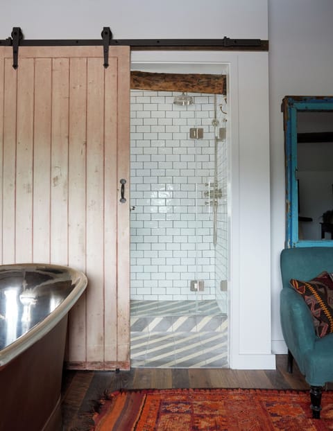 Suite | Bathroom | Eco-friendly toiletries, hair dryer, towels