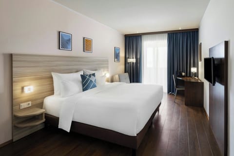 Standard Room, 1 King Bed, Balcony, City View (City View) | In-room safe, desk, blackout drapes, soundproofing