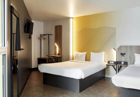 Triple Room, Non Smoking | Hypo-allergenic bedding, desk, soundproofing, travel crib