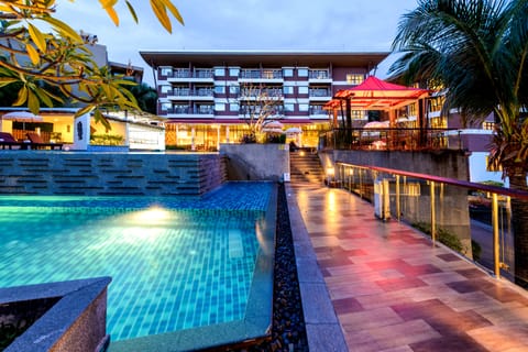 2 outdoor pools, sun loungers
