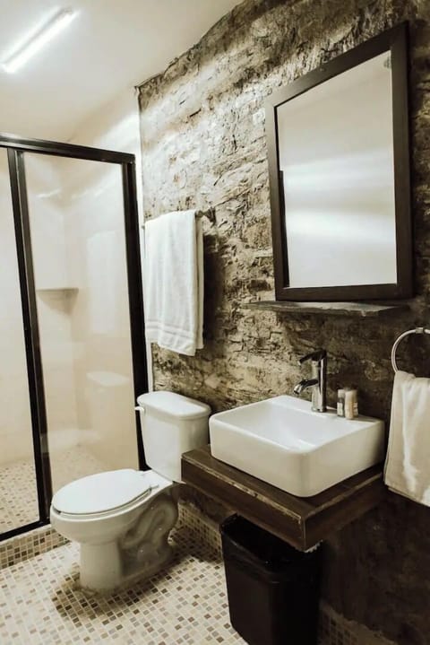 Double Room | Bathroom | Shower, free toiletries, hair dryer, towels