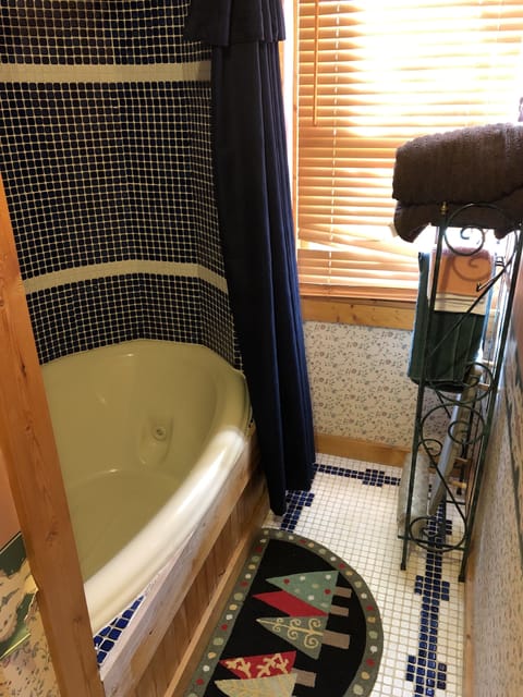 Room (The Bough) | Bathroom | Combined shower/tub, jetted tub, towels, shampoo