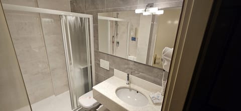 Double or Twin Room, 1 Double Bed, Non Smoking, Mountain View | Bathroom | Shower, hair dryer, bidet, towels
