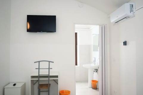 Blackout drapes, free WiFi, bed sheets