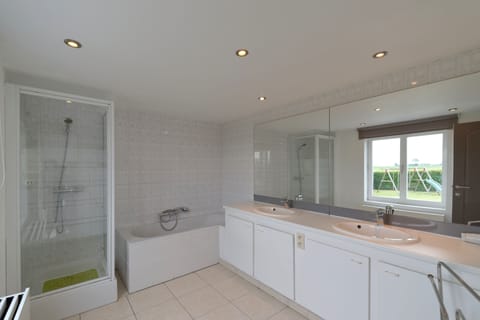 Comfort Villa, 4 Bedrooms | Bathroom | Separate tub and shower, deep soaking tub, hair dryer, towels