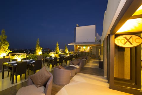 2 bars/lounges
