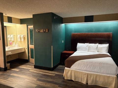 Suite, 1 Queen Bed, Non Smoking (Mt. Grinnell) | Desk, iron/ironing board, cribs/infant beds, rollaway beds