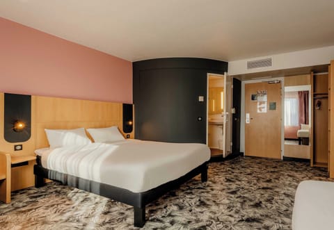 Standard Triple Room | Desk, blackout drapes, soundproofing, free WiFi