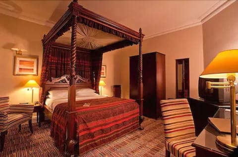 Superior Suite | Desk, laptop workspace, iron/ironing board, free cribs/infant beds