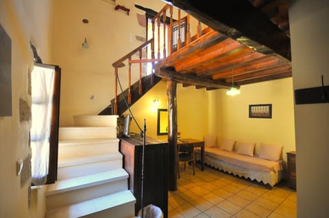 Deluxe Room | Minibar, desk, free cribs/infant beds, free WiFi