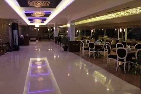 2 restaurants; breakfast, lunch, and dinner served