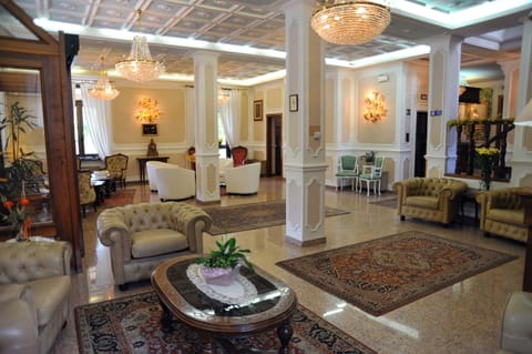 Lobby lounge